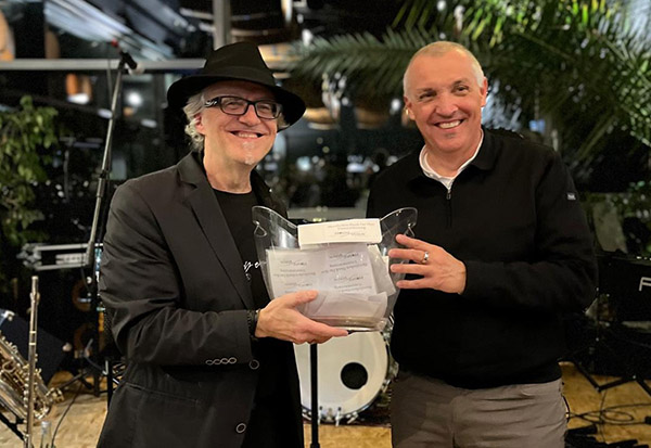 Thomas Werner vom Hospizverein nimmt Spenden entgegen